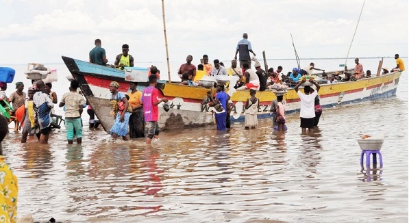 Farmers from the Afram Plains arriving on a canoe at the Tongor-Dzemeni Market